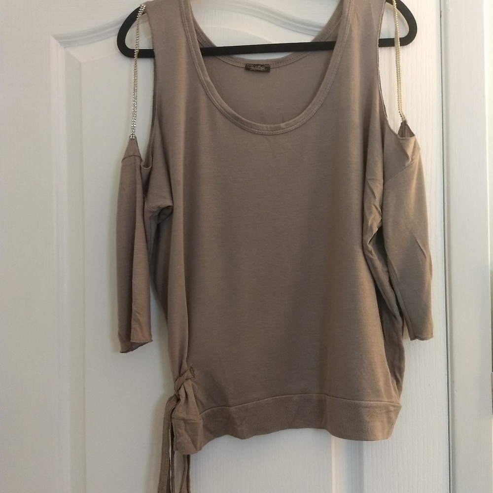 Blouse with open arma